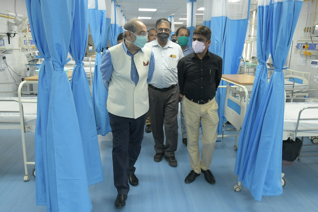 Vice Chancellor Inspects Ramped Up JNMC Covid Facilities