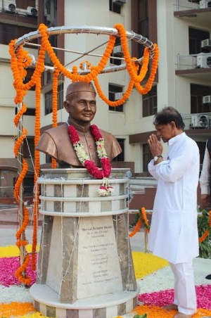 Anil Shastri Chairman, LBSIM paid floral tribute to Lal Bahadur Shastri