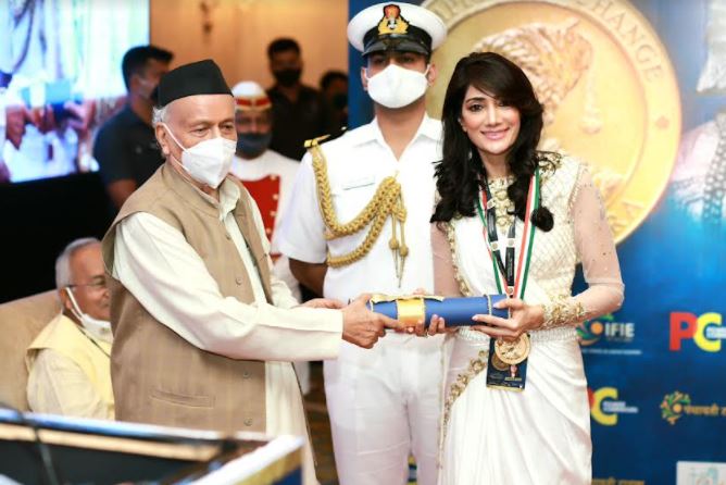 Ssarita Singh receiving the award by Shri Bhagat Singh Koshyari,